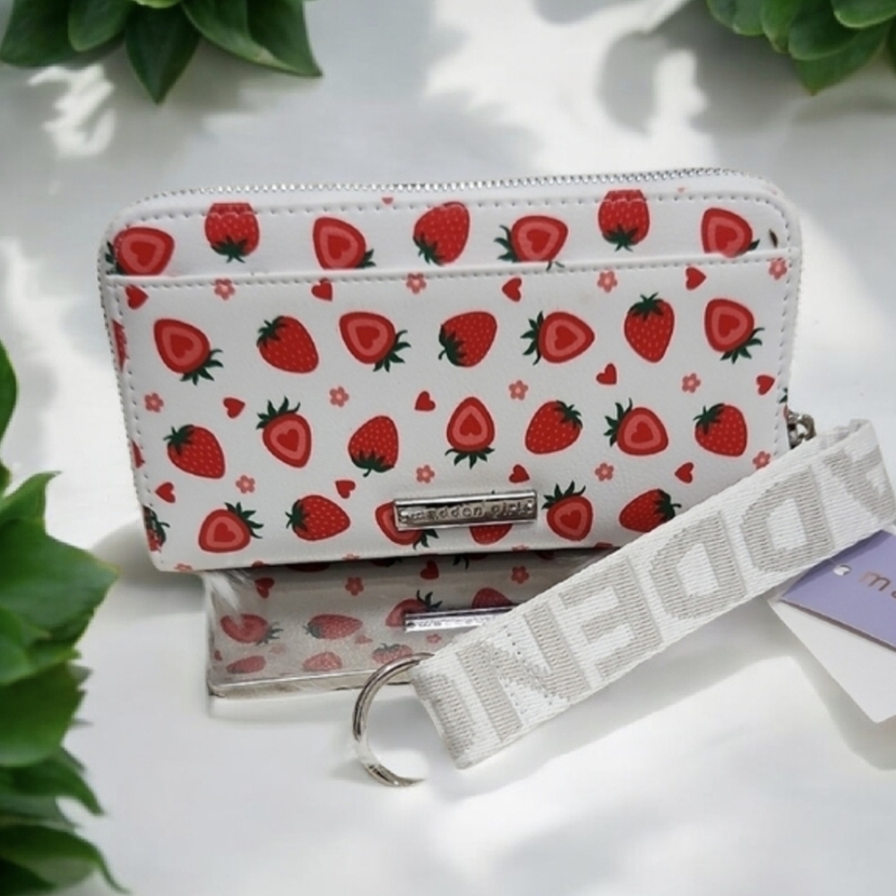 💕▪️Madden Girl ▪️Strawberry Print Wallet with Wrist Strap